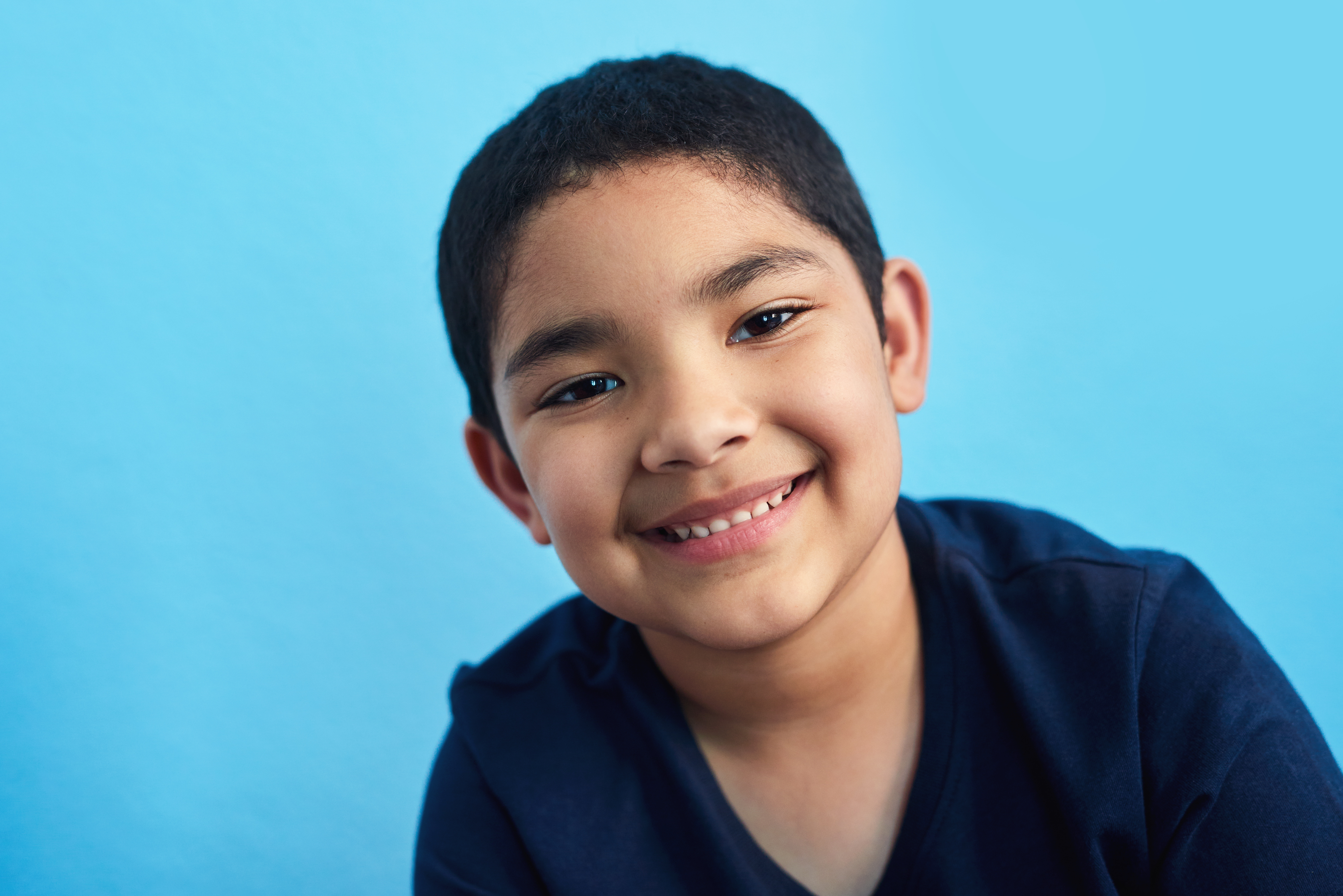Niño participando en actividades de comunicación