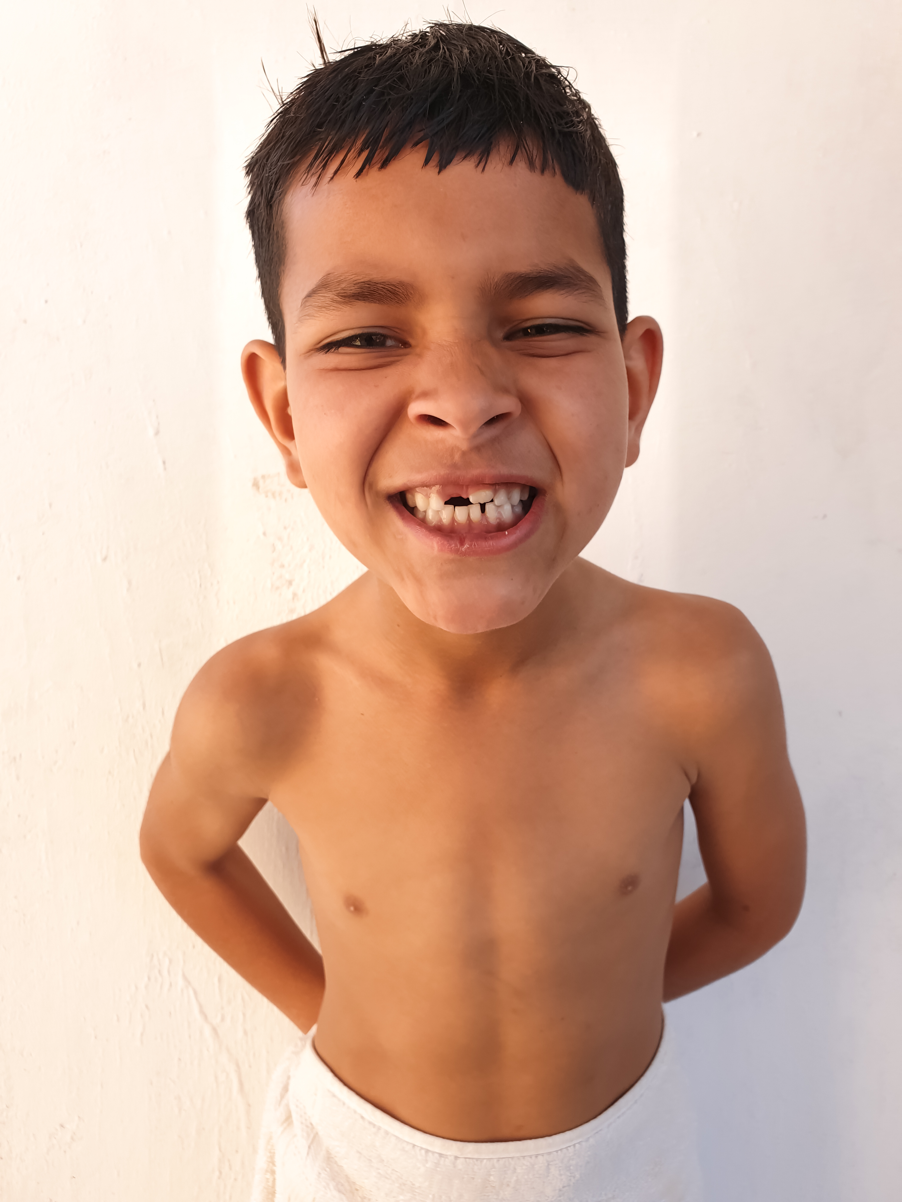 Niño realizando actividades de desarrollo motor